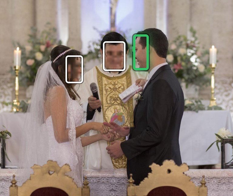 Ceremonia a contraluz: fondo muy iluminado que reduce el contraste de los rasgos.