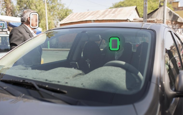 El caso más difícil: rostro detrás del parabrisas, con reflejos y poca luz dentro del auto.